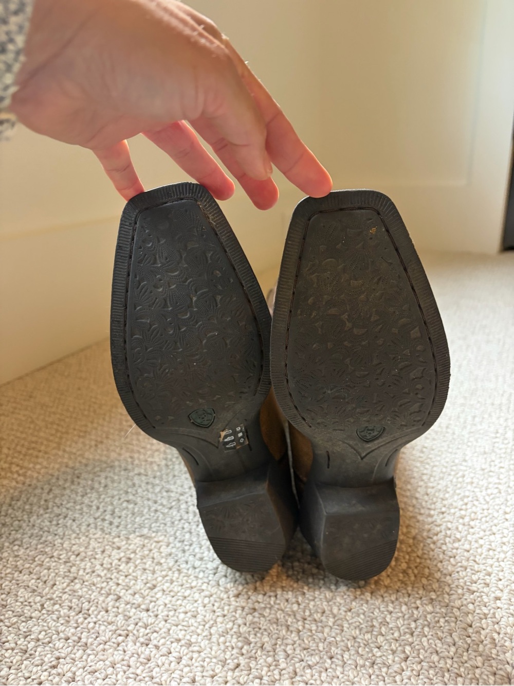 Ariat Round Up Square Toe Western Boot: worn once - Picture 7 of 10